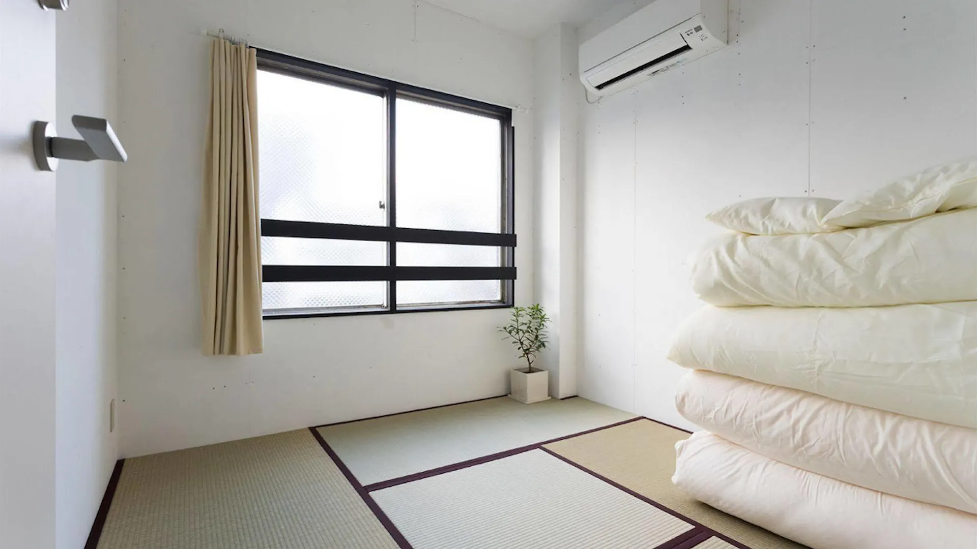 Tokyo Hutte Hostel Japan